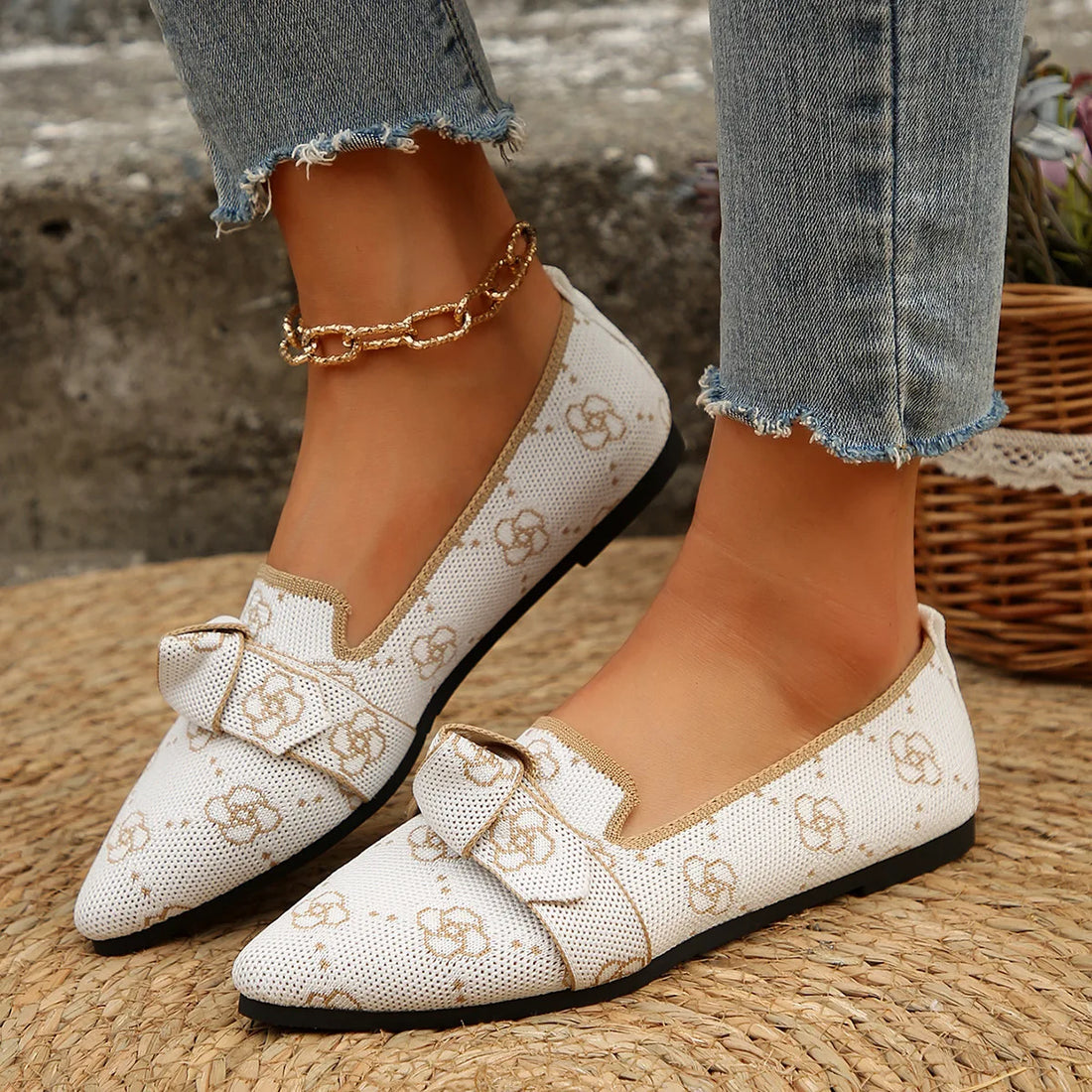 New Women's Knitted Slip on Flats Breathable Comfortable Solid Color Walking Shoes Casual Pointed Toe Walking Sneakers Loafers